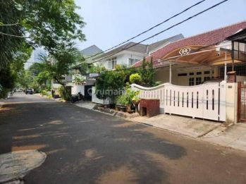 Rumah terawat Semi Furnish di Pondok Indah lingkungan asri nyaman