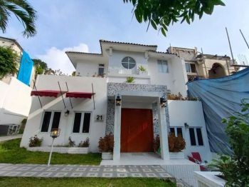 Rumah Cantik dengan Kolam Renang dan Halaman Belakang di Sentul City