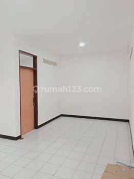 Rumah Sudah Renov Strategis di Taman Kopo Indah 1