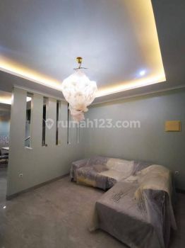 Rumah SHM Mewah Baru 3 Lantai Semifurnish di Puri Indah