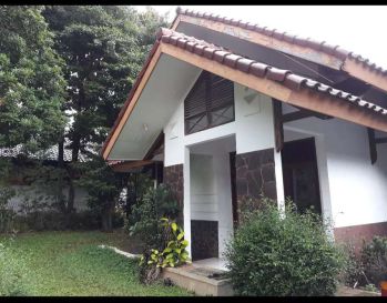 Jual rumah asri dan halaman luas.
