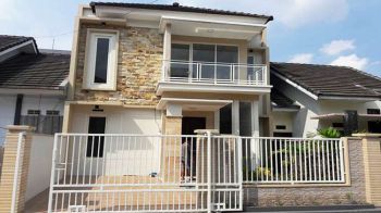 RUMAH 2 LANTAI VIEW KOTA TERAWAT DI BATU KAWASAN WISATA TENGAH KOTA