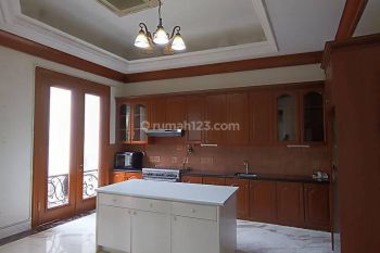 Sewa Rumah Besar 3 Lantai Menteng Dekat Taman Suropati 6+2br