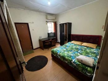 Kost termasuk listrik, air, wifi, parkir dan km dalam FULL FURNISHED