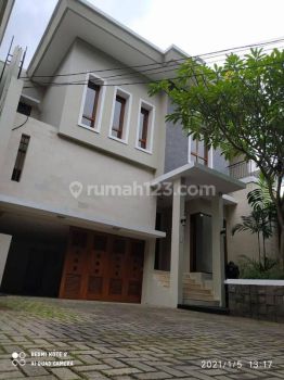 Disewakan Cepat Rumah Mewah Cantik Asri 5 BR Harga Rp.630 Juta Negosiable Good