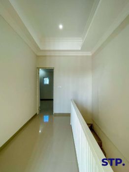 Rumah baru berkonsep Town house 3 lantai di Wisma Permai