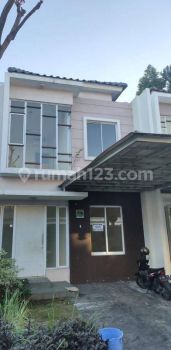 Disewakan rumah 2 Lantai 4 kamar semi furnished bagus banget!!