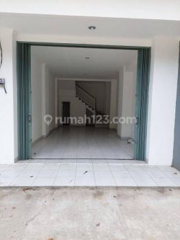 Ruko pinggir jalan raya