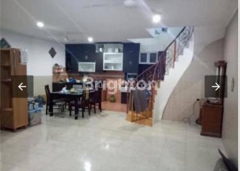 Rumah 2 lantai siap huni, baru renovasi, bebas banjir, lokasi strategis di Timur