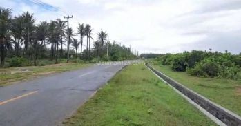 Tanah di jalan raya Binuangeun. Lokasi di pinggir pantai.