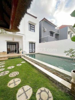 Rumah dua lantai modern with  pool dekat GWK Jimbaran