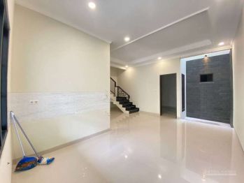 Rumah Baru dan Mewah 2 Lantai Lokasi Strategis di Komplek Rawamangun