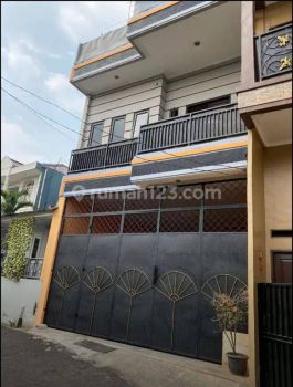 Rumah 3 lt di Kebayoran lama jl. Pondok Pinang lt 45 lb 130 m2 ada 3 kt 3 km 1