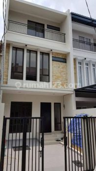 Dijual Rumah Baru Minimalis, 3 Lantai di Taman Ratu, Kebon Jeruk Jakarta Barat