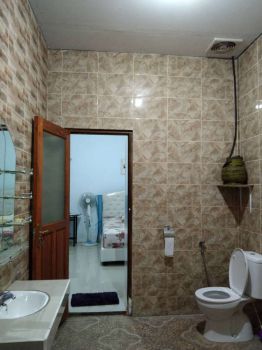 Rumah nyaman, tenang, di tengah kota.