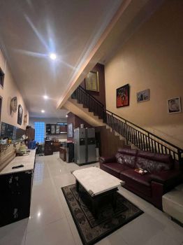 RUMAH MODERN 3 LANTAI ESTETIK