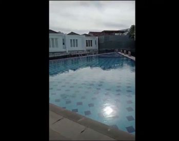 Rumah dengan kolam renang cluster