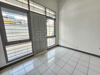 Rumah di sayap Jalan Cicendo, masuk mobil, siap huni, langka.