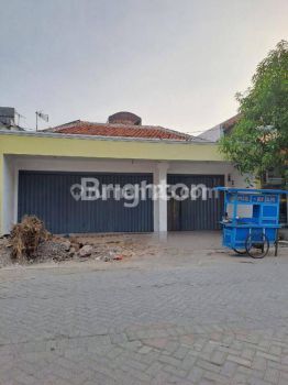 RUMAH 2 LANTAI BISA UNTUK USAHA DI NOL JALAN AREA RAMAI DAN PADAT PENDUDUK DEKAT