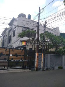 Rumah Townhouse, Nyaman dan Strategis, Tomang Jakarta Barat