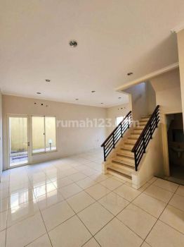 Disewakan Rumah Corner di Spring Summarecon Serpong