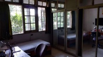 Rumah besar lokasi strategis gaya klasik