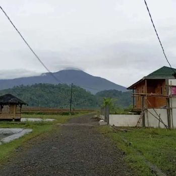 Lahan view sawah dan gunung di komplek wisata Purwokerto