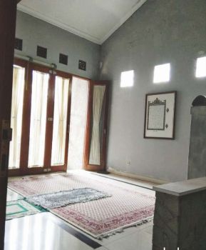 Rumah bernuansa villa dilengkapi kolam renang di Bintaro sektor 9