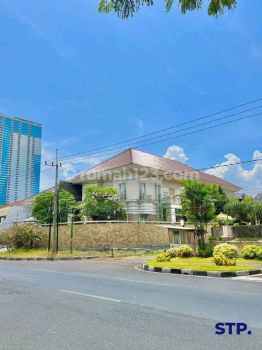 Rumah komersil hoek di MERR Dharmahusada Indah