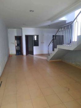 Disewakan Rumah 3 lantai daerah Taman Ratu Jakarta Barat