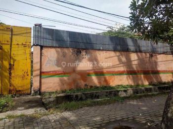Gudang terbuka di Kenjeran Nol Jalan, Strategis