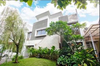 Rumah sewa mewah furnished ada swimming pool