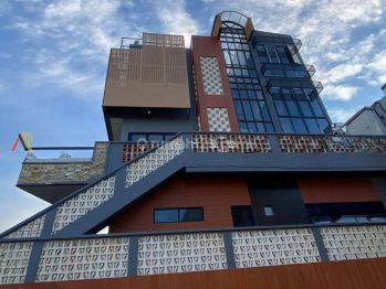 Rumah Industrialis 4 Lantai Double Rooftop Full Furnitur Jagakarsa