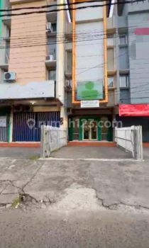Disewakan Ruko Bagus Strategis 3 lantai Lokasi : pinggir jln Adisucipto, Solo