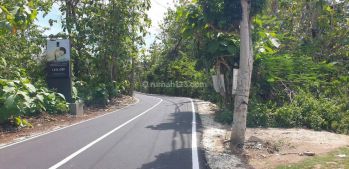 Jalan utama Pantai Balangan untuk villa cafe, restauran