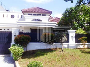 Disewakan Rumah Klasik Bergaya Eropa di Pondok Indah