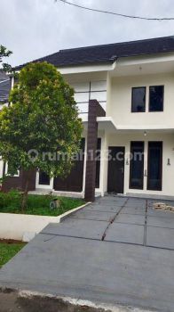 Rumah dekat stasiun KA  dalam cluster di BSD Serpong, Tangerang Selatan.