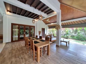 For rent villa with big garden in kerobokan canggu
