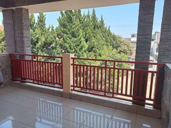 Villa Lembang Dengan Lapangan Yang Luas dan Kolam Renang