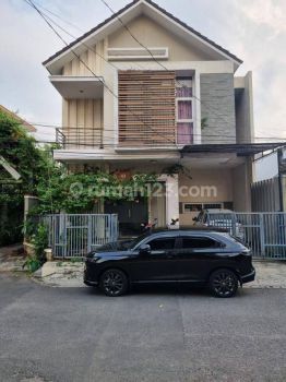 Rumah Cantik dan Asri di Jalan Singosari I 2 Lantai