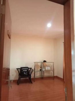 Rumah dijual bagus dan siap huni pinggir jalan utama di Kencana Loka