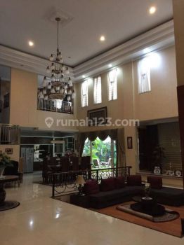 Rumah halaman luas asri dan terawat rapi