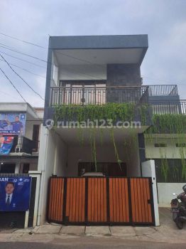 Disewakan Rumah Cantik 2 Lantai Semi Furnished di Jakarta Selatan