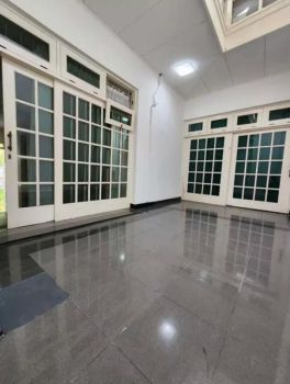 Disewa Rumah dua lantai di Pondok Indah Jakarta Selatan