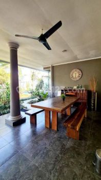 Rumah 2 lantai siap huni ada kolam renang