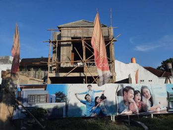 Rumah Kolam Renang Pribadi Dekat Pasar Rejodani