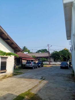Dijual tanah dan bangunan di pinggir jalan beaar