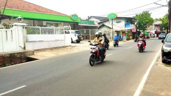 Rumah dan tempat usaha strategis di jalan  Kahfi Jakarta selatan
