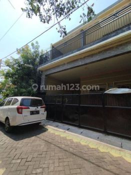 Disewakan Murah Rumah Sudah Renovasi 3 Lantai area Pucang Kertajaya Manyar 5KT