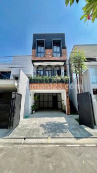Rumah 3 Lantai Semi Furnished SHM - Sertifikat Hak Milik di Pondok indah, Pondok
